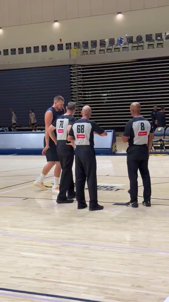 掘金邀请了NBA主裁来吹罚队内训练约基奇与其进行了一番交涉 掘金邀请了NBA主裁来吹罚队内训练约基奇与其进行了一番交涉