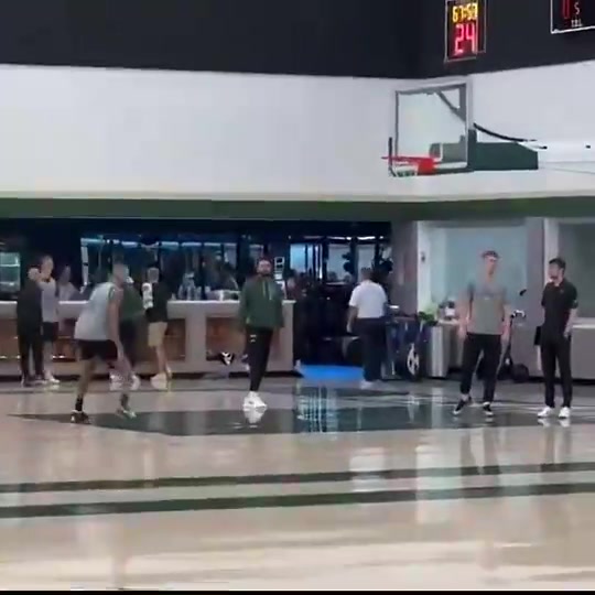 库兹马投篮训练运球脱手罚球线跳投一个比一个短字母哥看了会想哭 库兹马投篮训练运球脱手罚球线跳投一个比一个短字母哥看了会想哭